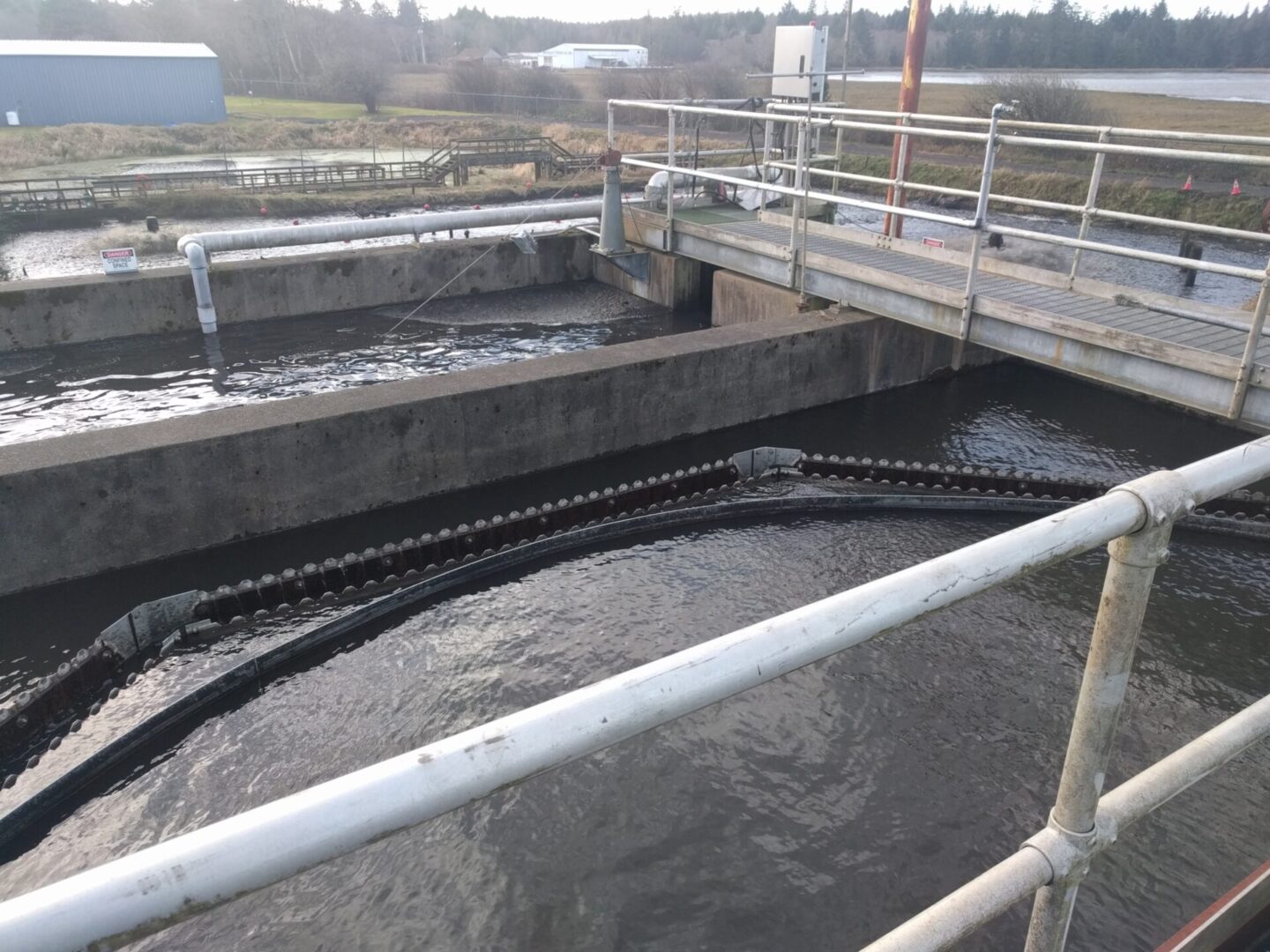 A large water plant with many pipes and water